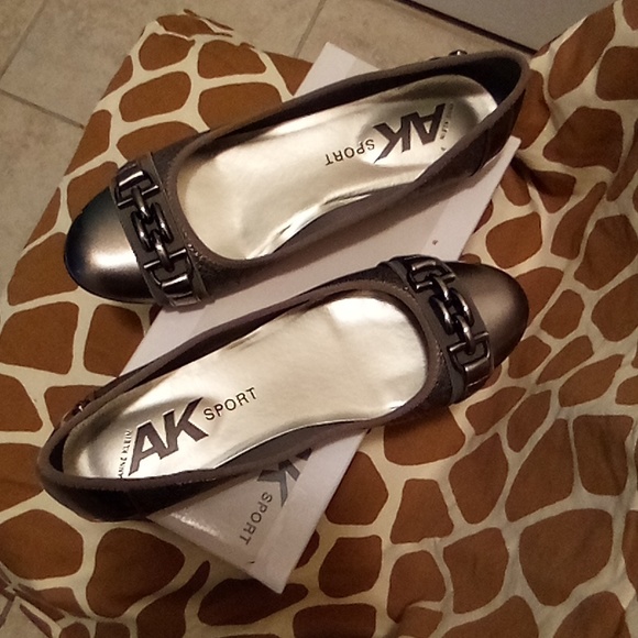 Shoes - Picture 3 of 4